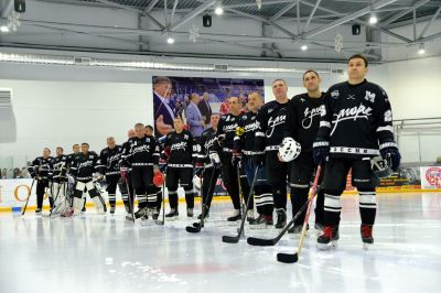 Поздним вечером 14 ноября на ледовой арене «Сергиев Посад» прошёл матч второго тура Любительской хоккейной лиги Московской области. На льду встретились ХК «Загорск» и команда «АйсПро» из Реутова. Приветствовал игроков глава Сергиево-Посадского городского округа Михаил Токарев_10
