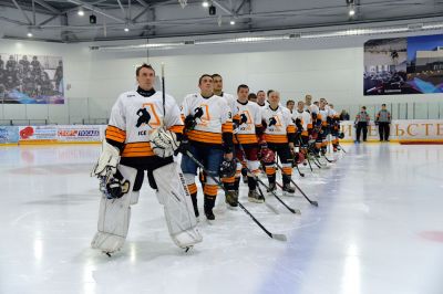 Поздним вечером 14 ноября на ледовой арене «Сергиев Посад» прошёл матч второго тура Любительской хоккейной лиги Московской области. На льду встретились ХК «Загорск» и команда «АйсПро» из Реутова. Приветствовал игроков глава Сергиево-Посадского городского округа Михаил Токарев_11