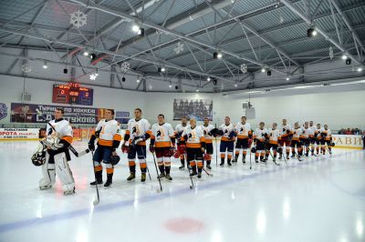 Поздним вечером 14 ноября на ледовой арене «Сергиев Посад» прошёл матч второго тура Любительской хоккейной лиги Московской области. На льду встретились ХК «Загорск» и команда «АйсПро» из Реутова. Приветствовал игроков глава Сергиево-Посадского городского округа Михаил Токарев_12