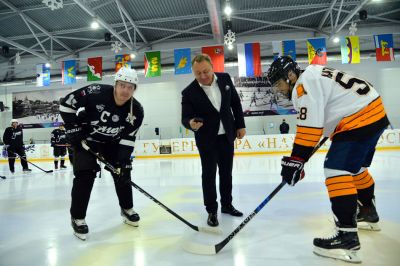 Поздним вечером 14 ноября на ледовой арене «Сергиев Посад» прошёл матч второго тура Любительской хоккейной лиги Московской области. На льду встретились ХК «Загорск» и команда «АйсПро» из Реутова. Приветствовал игроков глава Сергиево-Посадского городского округа Михаил Токарев_13