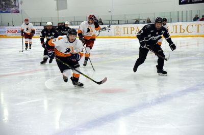 Поздним вечером 14 ноября на ледовой арене «Сергиев Посад» прошёл матч второго тура Любительской хоккейной лиги Московской области. На льду встретились ХК «Загорск» и команда «АйсПро» из Реутова. Приветствовал игроков глава Сергиево-Посадского городского округа Михаил Токарев_14