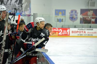 Поздним вечером 14 ноября на ледовой арене «Сергиев Посад» прошёл матч второго тура Любительской хоккейной лиги Московской области. На льду встретились ХК «Загорск» и команда «АйсПро» из Реутова. Приветствовал игроков глава Сергиево-Посадского городского округа Михаил Токарев_15