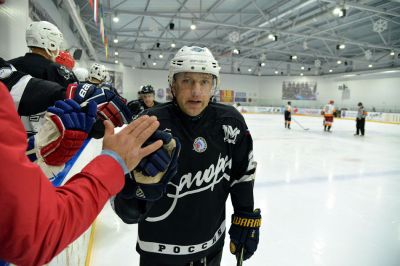 Поздним вечером 14 ноября на ледовой арене «Сергиев Посад» прошёл матч второго тура Любительской хоккейной лиги Московской области. На льду встретились ХК «Загорск» и команда «АйсПро» из Реутова. Приветствовал игроков глава Сергиево-Посадского городского округа Михаил Токарев_17