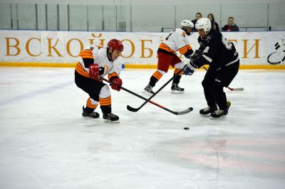 Поздним вечером 14 ноября на ледовой арене «Сергиев Посад» прошёл матч второго тура Любительской хоккейной лиги Московской области. На льду встретились ХК «Загорск» и команда «АйсПро» из Реутова. Приветствовал игроков глава Сергиево-Посадского городского округа Михаил Токарев_18