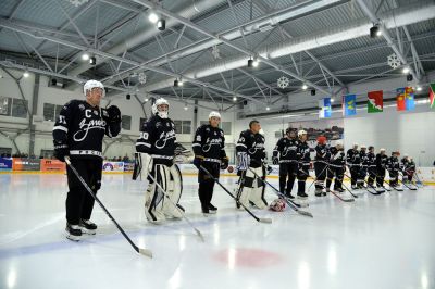 Поздним вечером 14 ноября на ледовой арене «Сергиев Посад» прошёл матч второго тура Любительской хоккейной лиги Московской области. На льду встретились ХК «Загорск» и команда «АйсПро» из Реутова. Приветствовал игроков глава Сергиево-Посадского городского округа Михаил Токарев_1