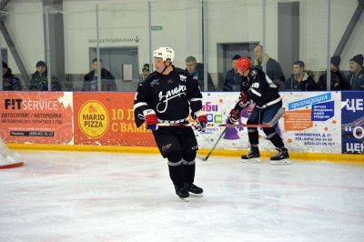 Поздним вечером 14 ноября на ледовой арене «Сергиев Посад» прошёл матч второго тура Любительской хоккейной лиги Московской области. На льду встретились ХК «Загорск» и команда «АйсПро» из Реутова. Приветствовал игроков глава Сергиево-Посадского городского округа Михаил Токарев_20