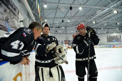 Поздним вечером 14 ноября на ледовой арене «Сергиев Посад» прошёл матч второго тура Любительской хоккейной лиги Московской области. На льду встретились ХК «Загорск» и команда «АйсПро» из Реутова. Приветствовал игроков глава Сергиево-Посадского городского округа Михаил Токарев_26