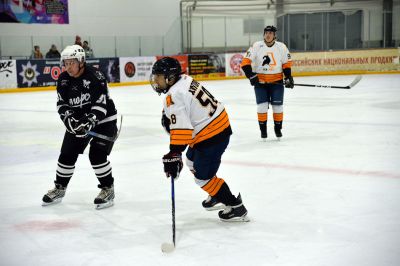 Поздним вечером 14 ноября на ледовой арене «Сергиев Посад» прошёл матч второго тура Любительской хоккейной лиги Московской области. На льду встретились ХК «Загорск» и команда «АйсПро» из Реутова. Приветствовал игроков глава Сергиево-Посадского городского округа Михаил Токарев_28