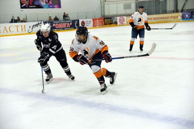 Поздним вечером 14 ноября на ледовой арене «Сергиев Посад» прошёл матч второго тура Любительской хоккейной лиги Московской области. На льду встретились ХК «Загорск» и команда «АйсПро» из Реутова. Приветствовал игроков глава Сергиево-Посадского городского округа Михаил Токарев_29