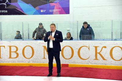 Поздним вечером 14 ноября на ледовой арене «Сергиев Посад» прошёл матч второго тура Любительской хоккейной лиги Московской области. На льду встретились ХК «Загорск» и команда «АйсПро» из Реутова. Приветствовал игроков глава Сергиево-Посадского городского округа Михаил Токарев_2