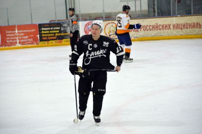 Поздним вечером 14 ноября на ледовой арене «Сергиев Посад» прошёл матч второго тура Любительской хоккейной лиги Московской области. На льду встретились ХК «Загорск» и команда «АйсПро» из Реутова. Приветствовал игроков глава Сергиево-Посадского городского округа Михаил Токарев_31