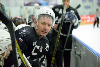 Поздним вечером 14 ноября на ледовой арене «Сергиев Посад» прошёл матч второго тура Любительской хоккейной лиги Московской области. На льду встретились ХК «Загорск» и команда «АйсПро» из Реутова. Приветствовал игроков глава Сергиево-Посадского городского округа Михаил Токарев_33