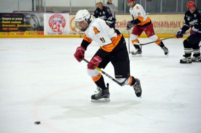 Поздним вечером 14 ноября на ледовой арене «Сергиев Посад» прошёл матч второго тура Любительской хоккейной лиги Московской области. На льду встретились ХК «Загорск» и команда «АйсПро» из Реутова. Приветствовал игроков глава Сергиево-Посадского городского округа Михаил Токарев_34