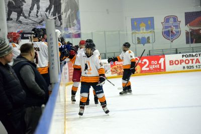 Поздним вечером 14 ноября на ледовой арене «Сергиев Посад» прошёл матч второго тура Любительской хоккейной лиги Московской области. На льду встретились ХК «Загорск» и команда «АйсПро» из Реутова. Приветствовал игроков глава Сергиево-Посадского городского округа Михаил Токарев_35