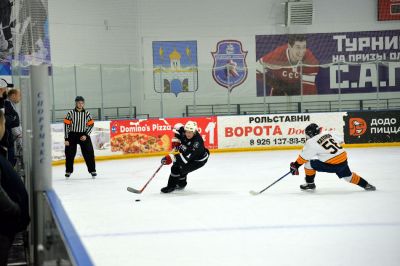Поздним вечером 14 ноября на ледовой арене «Сергиев Посад» прошёл матч второго тура Любительской хоккейной лиги Московской области. На льду встретились ХК «Загорск» и команда «АйсПро» из Реутова. Приветствовал игроков глава Сергиево-Посадского городского округа Михаил Токарев_36