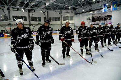 Поздним вечером 14 ноября на ледовой арене «Сергиев Посад» прошёл матч второго тура Любительской хоккейной лиги Московской области. На льду встретились ХК «Загорск» и команда «АйсПро» из Реутова. Приветствовал игроков глава Сергиево-Посадского городского округа Михаил Токарев_4