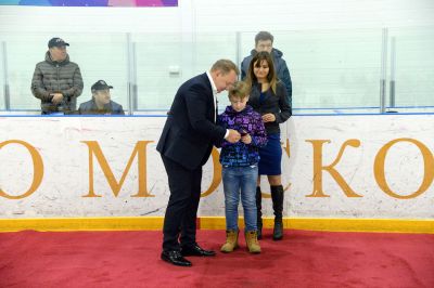 Поздним вечером 14 ноября на ледовой арене «Сергиев Посад» прошёл матч второго тура Любительской хоккейной лиги Московской области. На льду встретились ХК «Загорск» и команда «АйсПро» из Реутова. Приветствовал игроков глава Сергиево-Посадского городского округа Михаил Токарев_6