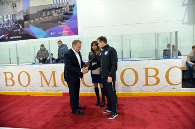 Поздним вечером 14 ноября на ледовой арене «Сергиев Посад» прошёл матч второго тура Любительской хоккейной лиги Московской области. На льду встретились ХК «Загорск» и команда «АйсПро» из Реутова. Приветствовал игроков глава Сергиево-Посадского городского округа Михаил Токарев_8