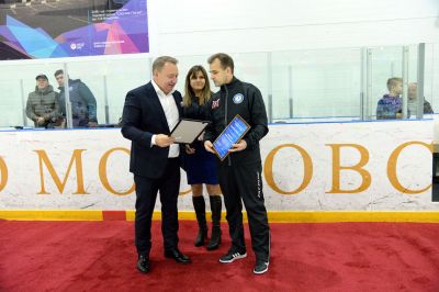 Поздним вечером 14 ноября на ледовой арене «Сергиев Посад» прошёл матч второго тура Любительской хоккейной лиги Московской области. На льду встретились ХК «Загорск» и команда «АйсПро» из Реутова. Приветствовал игроков глава Сергиево-Посадского городского округа Михаил Токарев_9