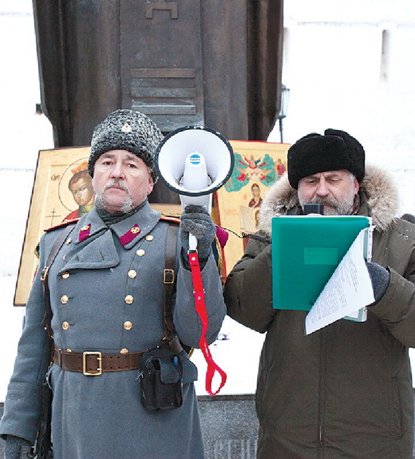 У памятника Сергию подняли руки в фашистском приветствии