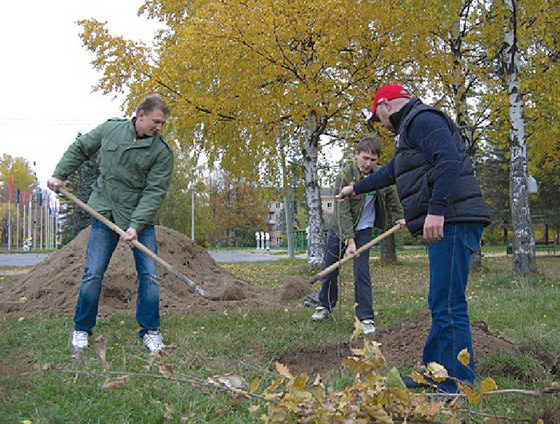 В Краснозаводске посадили 200 дубов