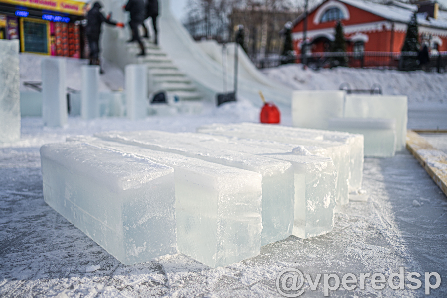 Ледовая 2. Ледяные блоки. Стена из ледяных блоков. Игру из ледяных блоков. Снежные горки в Сергиевом Посаде.
