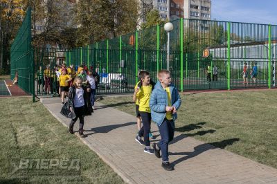 Возле  школы №14 на Клементьевском посёлке в Сергиевом Посаде появился прекрасный новый стадион._42