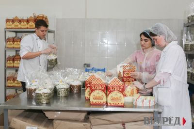В пекарне «Сергиева канона» при Лавре готовятся к Пасхе