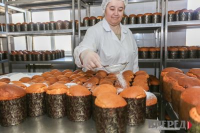 В пекарне «Сергиева канона» при Лавре готовятся к Пасхе_25