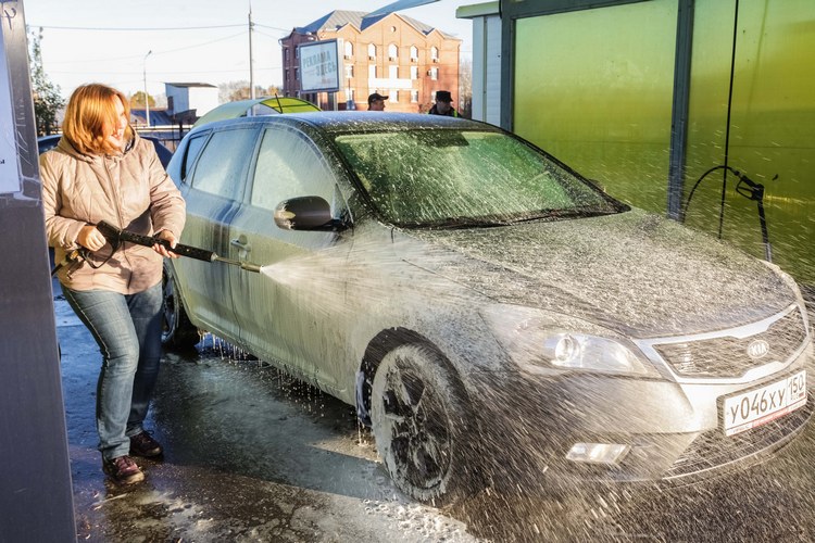 Можно ли мыть машину на даче. Мойка машины за 100 рублей. Зеленая машина на мойке. Намытая машина. Моя машина.